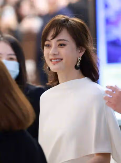 41歲孫儷生圖美上熱搜,至少年輕10歲,重回顏值巔峰