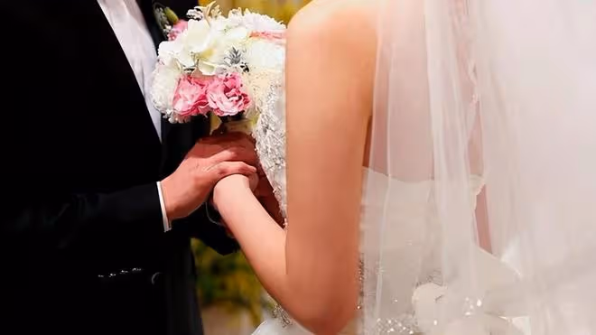 威脅妻子送弟婚房,鳳凰男嘗到苦果:一家重返農門,我也丟了工作