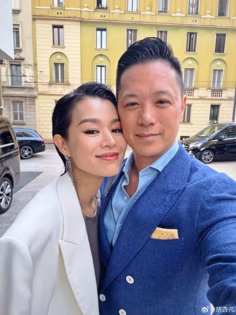 胡杏兒白色情人節曬全家福,三個兒子長成一張臉,一家五口超幸福