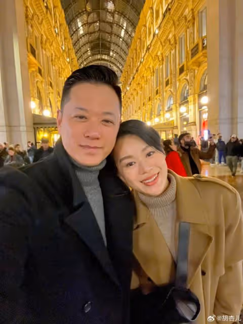 胡杏兒白色情人節曬全家福,三個兒子長成一張臉,一家五口超幸福
