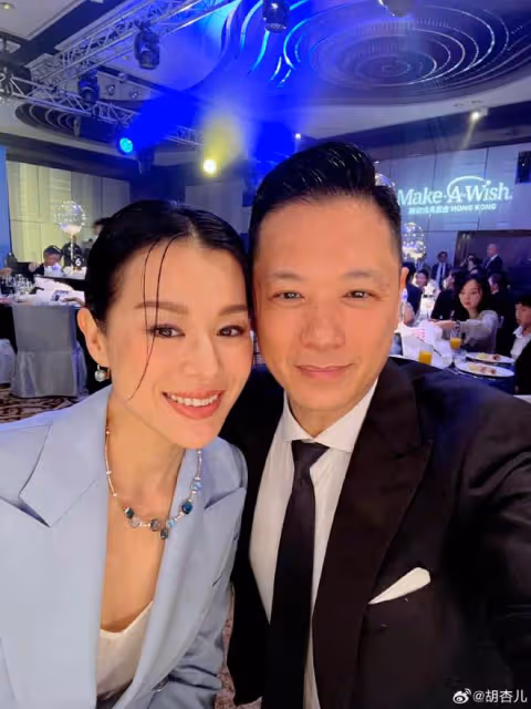 胡杏兒白色情人節曬全家福,三個兒子長成一張臉,一家五口超幸福