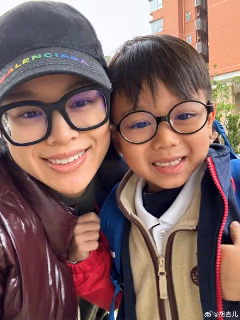 胡杏兒白色情人節曬全家福,三個兒子長成一張臉,一家五口超幸福