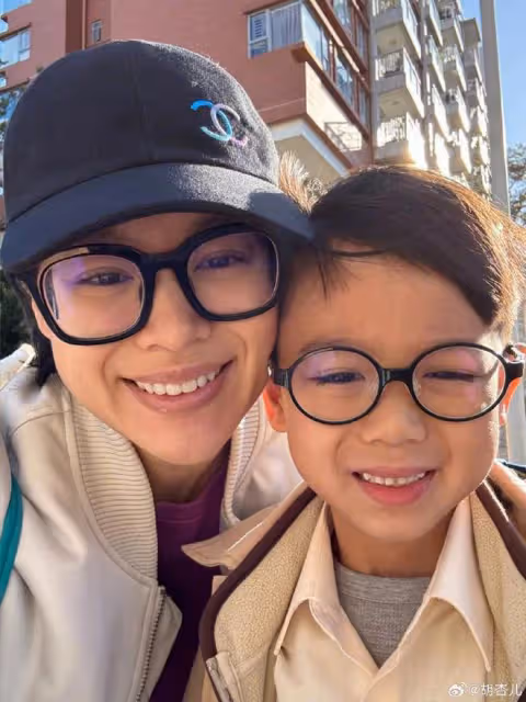 胡杏兒白色情人節曬全家福,三個兒子長成一張臉,一家五口超幸福