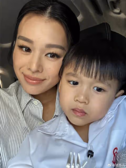 胡杏兒白色情人節曬全家福,三個兒子長成一張臉,一家五口超幸福
