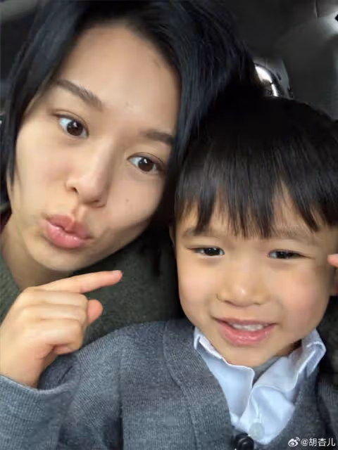 胡杏兒白色情人節曬全家福,三個兒子長成一張臉,一家五口超幸福