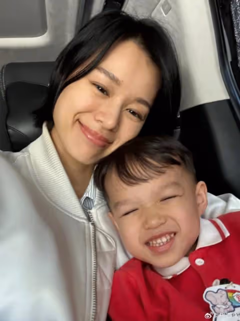 胡杏兒白色情人節曬全家福,三個兒子長成一張臉,一家五口超幸福
