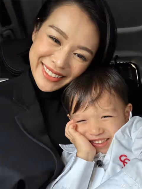胡杏兒白色情人節曬全家福,三個兒子長成一張臉,一家五口超幸福
