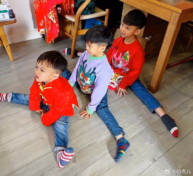 胡杏兒白色情人節曬全家福,三個兒子長成一張臉,一家五口超幸福