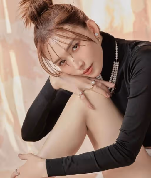49歲林志玲近照曝光,穿露腰裝秀辣媽身材,狀態滿滿美貌不輸從前