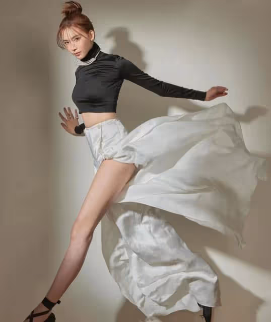 49歲林志玲近照曝光,穿露腰裝秀辣媽身材,狀態滿滿美貌不輸從前