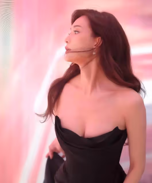 49歲林志玲近照曝光,穿露腰裝秀辣媽身材,狀態滿滿美貌不輸從前