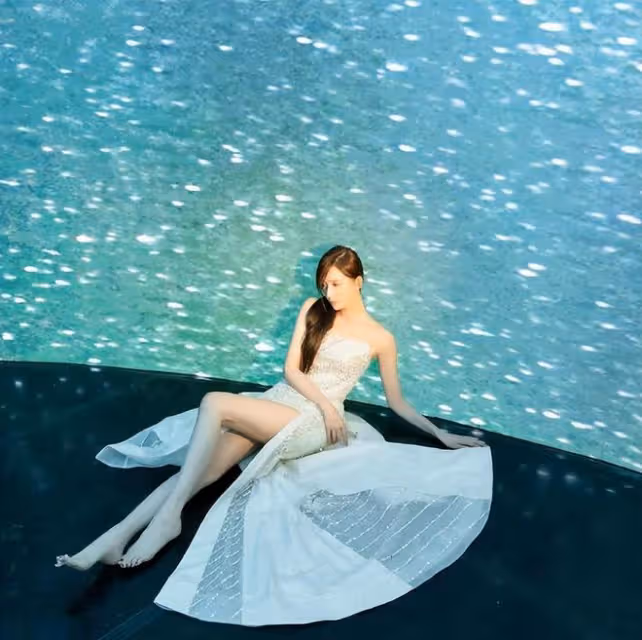 49歲林志玲近照曝光,穿露腰裝秀辣媽身材,狀態滿滿美貌不輸從前
