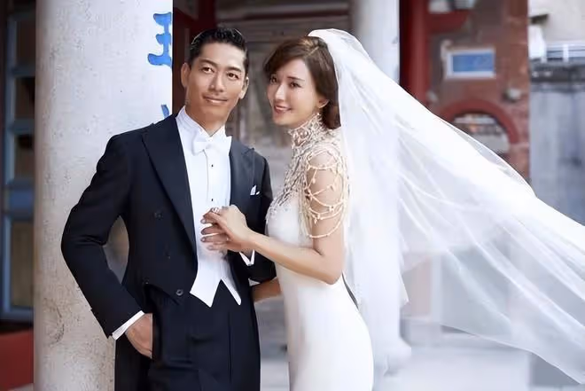 49歲林志玲近照曝光,穿露腰裝秀辣媽身材,狀態滿滿美貌不輸從前