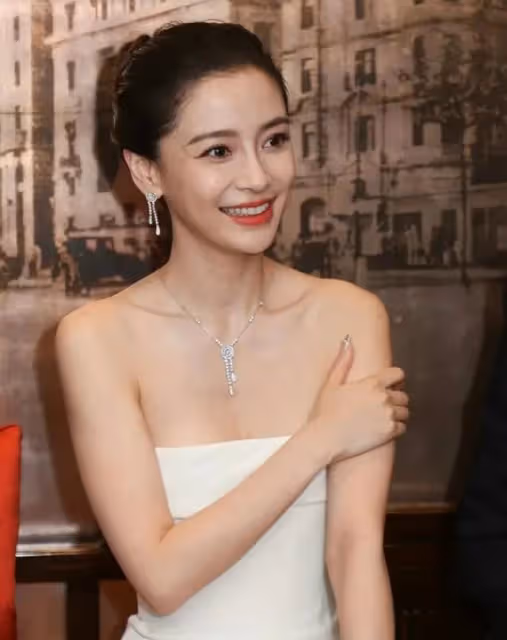 Angelababy久違露面,白色高定禮服再次成為焦點