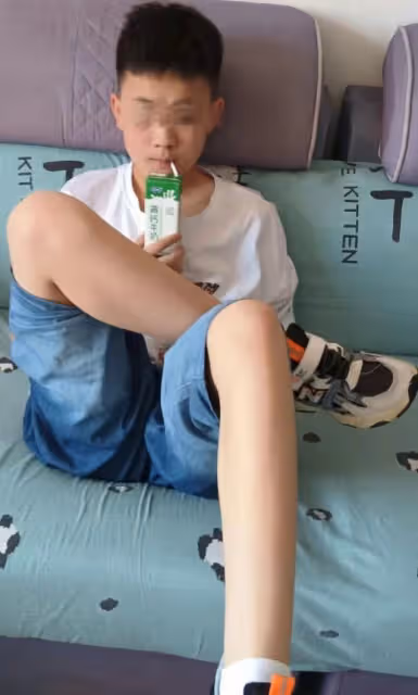 14歲男孩被3名同學殺害,奶奶曬孫子生前的照片緬懷,卻遭遇質疑