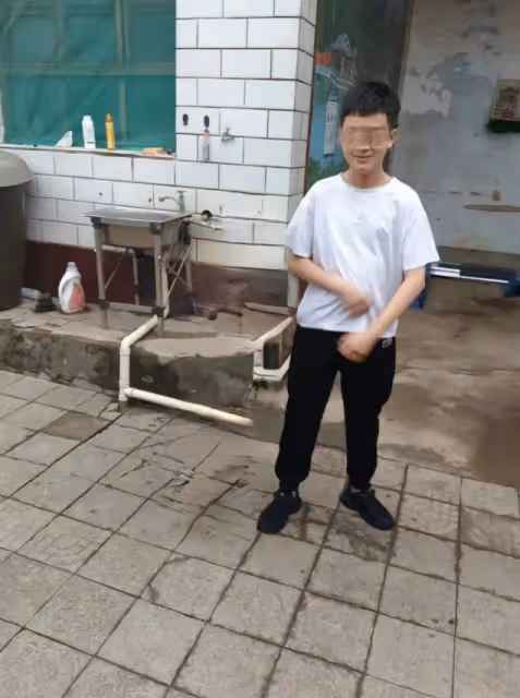 14歲男孩被3名同學殺害,奶奶曬孫子生前的照片緬懷,卻遭遇質疑