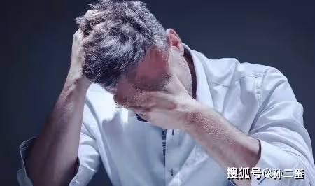 與妻子結婚5年，一直都沒有孩子，檢查後才知道妻子不孕。後來我和女同事出軌，對方意外懷孕了，我也堅決地要和妻子離婚。直到幾天前，我在床下「發現一張泛黃的紙」，看完後當場淚崩：只有我被蒙在鼓裡