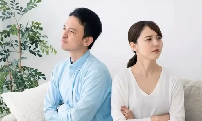 妻子突性情大變！整天外出打牌「欠下90萬的賭債」債主頻上門，不管我怎麼求她仍不改，無奈提出離婚「她乾脆答應」秒搬走… 1年後「帶著女兒去岳母家」我崩潰了：為什麼要瞞我