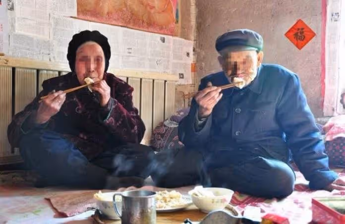 妻子突性情大變！整天外出打牌「欠下90萬的賭債」債主頻上門，不管我怎麼求她仍不改，無奈提出離婚「她乾脆答應」秒搬走… 1年後「帶著女兒去岳母家」我崩潰了：為什麼要瞞我