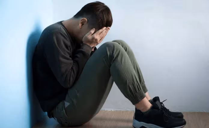 妻子突性情大變！整天外出打牌「欠下90萬的賭債」債主頻上門，不管我怎麼求她仍不改，無奈提出離婚「她乾脆答應」秒搬走… 1年後「帶著女兒去岳母家」我崩潰了：為什麼要瞞我