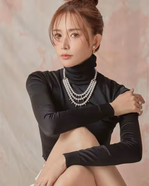 49歲林志玲罕見曬長腿,打扮太過日系被吐槽,姐姐美貌依舊