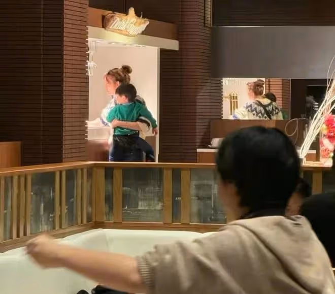 49歲林志玲罕見曬長腿,打扮太過日系被吐槽,姐姐美貌依舊