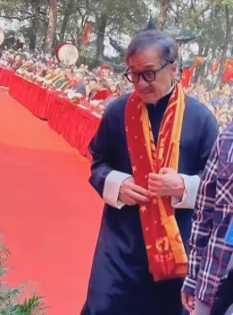 70歲成龍近照曝光!頭髮鬍子全白了,老態盡顯模樣大變,惹人淚目