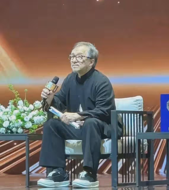 70歲成龍近照曝光!頭髮鬍子全白了,老態盡顯模樣大變,惹人淚目