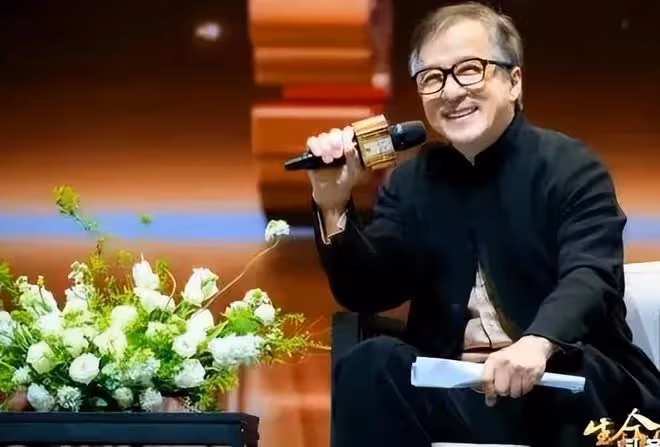 70歲成龍近照曝光!頭髮鬍子全白了,老態盡顯模樣大變,惹人淚目