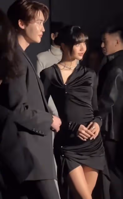 Lisa和男愛豆互動，兩人顯得很般配，網友感嘆，可惜她有傳聞男友