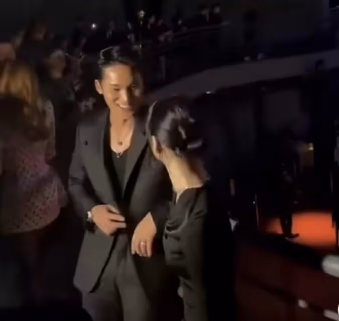 Lisa和男愛豆互動，兩人顯得很般配，網友感嘆，可惜她有傳聞男友