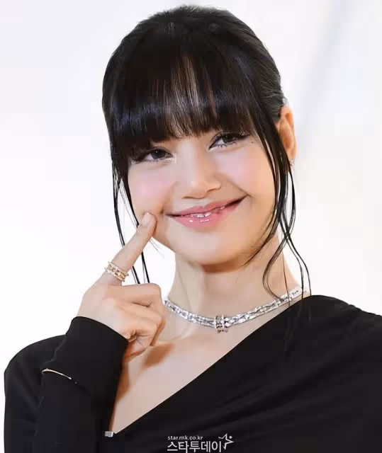 Lisa和男愛豆互動，兩人顯得很般配，網友感嘆，可惜她有傳聞男友