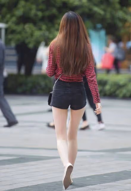 時尚女生就是會穿,夏日選擇短褲搭配格紋襯衣,休閒清涼又防曬
