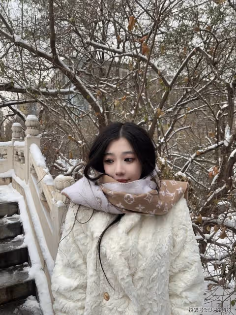 19歲38F極品尤物時尚穿搭:冬日時尚穿搭與內在氣質