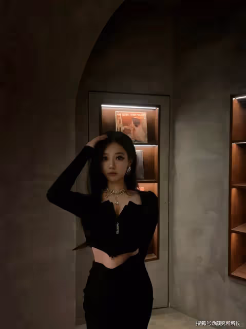 19歲38F極品尤物時尚穿搭:黑色V領連衣裙 性感迷人又優雅