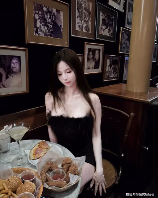 19歲極品尤物時尚穿搭:黑色抹胸裙 約會必備