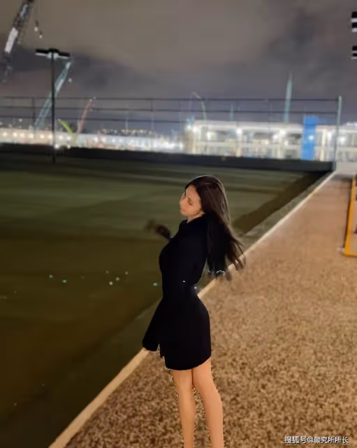 19歲極品尤物時尚穿搭:黑色抹胸裙 約會必備