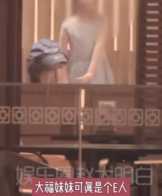 董子健帶娃聚餐吃火鍋,貼心牽手愛女下台階,大福個性活潑似孫怡