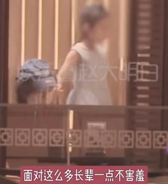 董子健帶娃聚餐吃火鍋,貼心牽手愛女下台階,大福個性活潑似孫怡