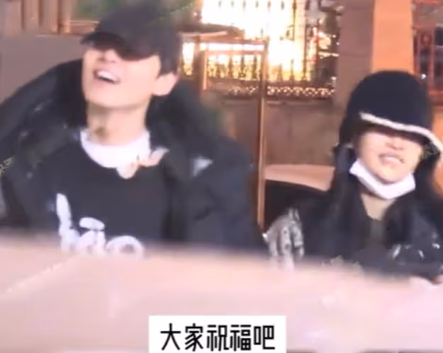 董子健帶娃聚餐吃火鍋,貼心牽手愛女下台階,大福個性活潑似孫怡