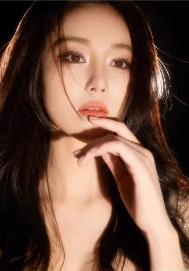 這一夜,被張馨予的流光紗裙驚艷,性感又嫵媚,美出新高度!