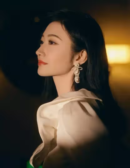 景甜優雅亮相 白色花邊領襯衫搭黑色碎花裙戴珍珠耳環 更添迷人魅力