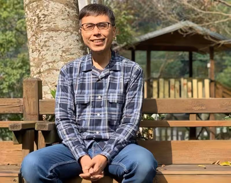突傳死訊!台灣知名音樂人何厚華患鼻咽癌離世,積極抗癌二十年