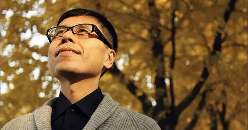 突傳死訊!台灣知名音樂人何厚華患鼻咽癌離世,積極抗癌二十年