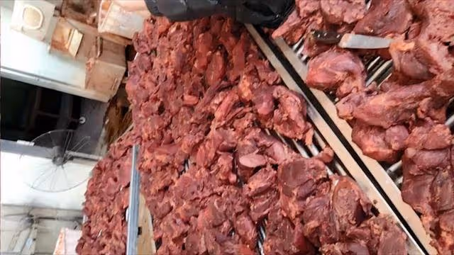 制售假驢肉產業鏈調查:母豬肉變身驢肉,添加劑超標催生致癌物