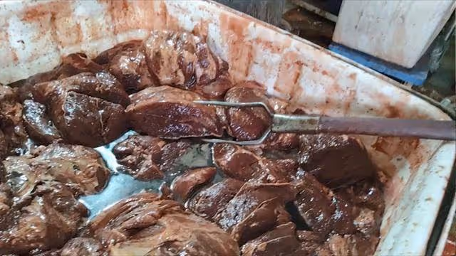 制售假驢肉產業鏈調查:母豬肉變身驢肉,添加劑超標催生致癌物