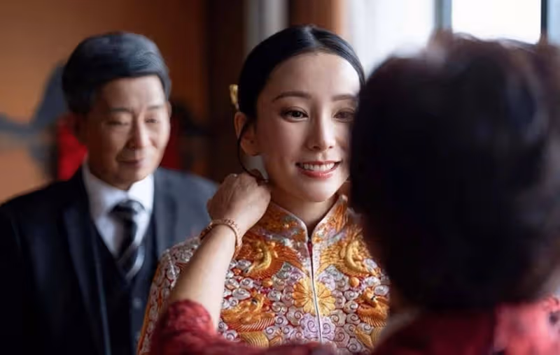 恭喜!香港知名女星文凱玲在星級酒店結婚,穿低胸婚紗大曬事業線