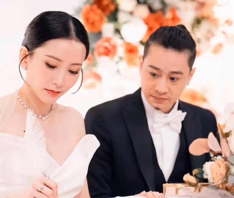恭喜!香港知名女星文凱玲在星級酒店結婚,穿低胸婚紗大曬事業線