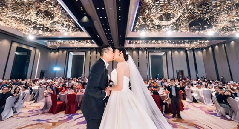 恭喜!香港知名女星文凱玲在星級酒店結婚,穿低胸婚紗大曬事業線