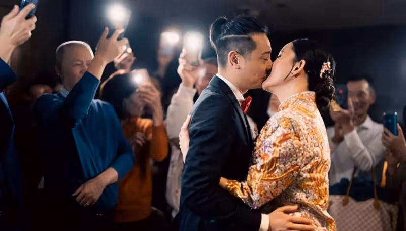 恭喜!香港知名女星文凱玲在星級酒店結婚,穿低胸婚紗大曬事業線